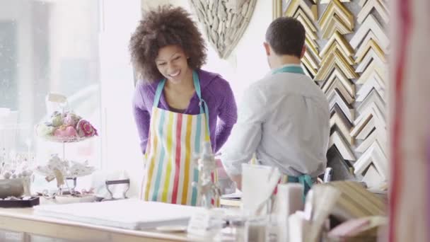 Woman puts on her apron — Stock Video