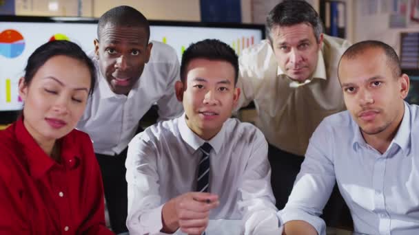 Різноманітна бізнес команда мозковий штурм перед екраном — стокове відео