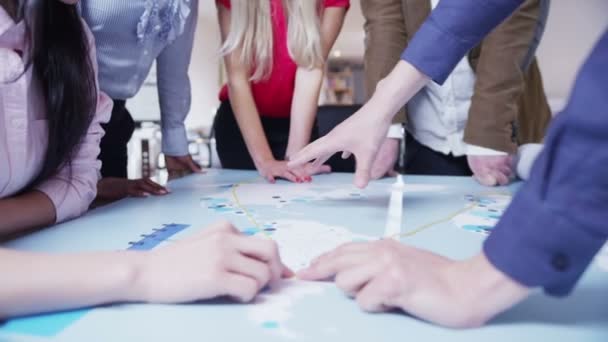 Équipe commerciale mondiale examinant une carte du monde 