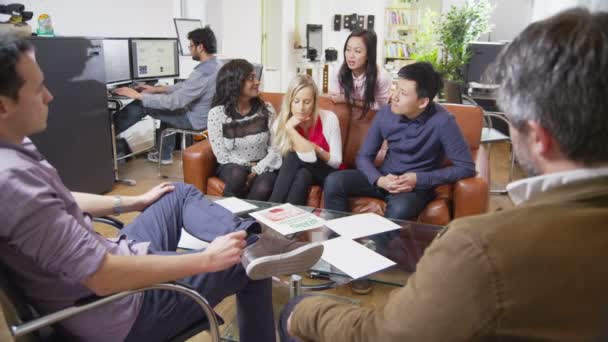 Un team di professionisti vestiti con disinvoltura sta facendo brainstorming in una riunione — Video Stock