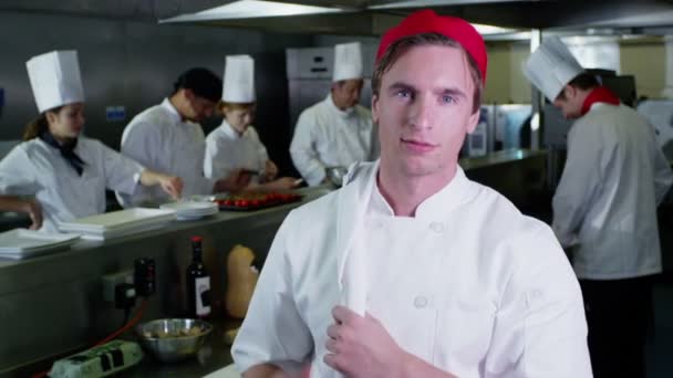 Retrato de un joven cocinero o trabajador en prácticas en una cocina comercial — Vídeos de Stock