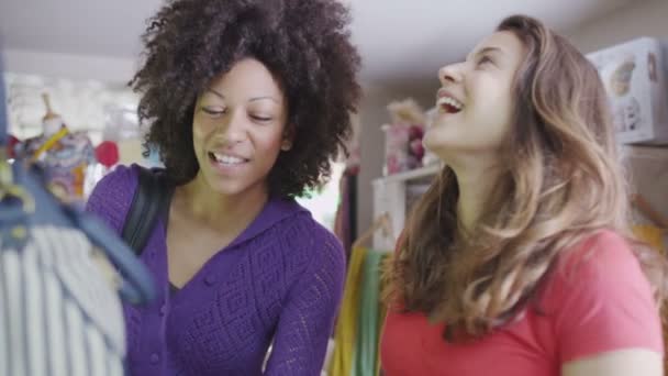 Frauen kaufen gemeinsam ein — Stockvideo