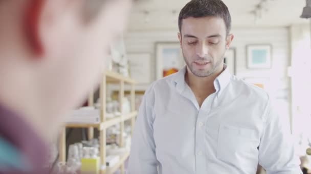 Winkel assistent is het bedienen van klanten — Stockvideo