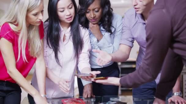 Une jeune équipe marketing dynamique fait un brainstorming lors d'une réunion 