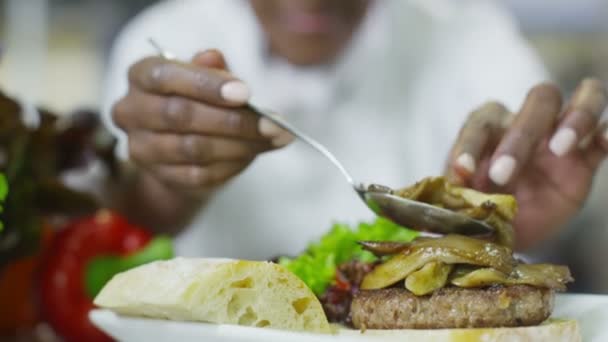 Läckra gourmet burger ges sista handen av kocken — Stockvideo