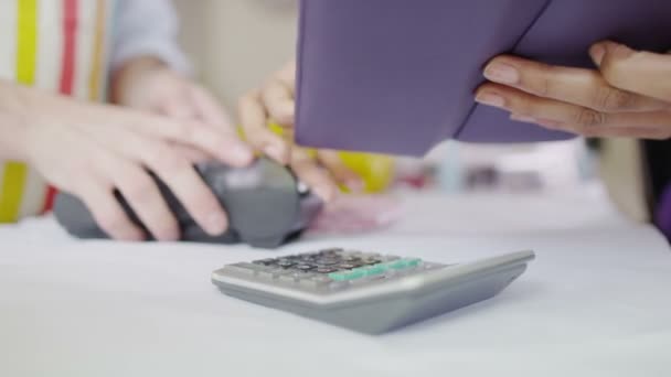 Shopkeeper recibe el pago del cliente — Vídeo de stock