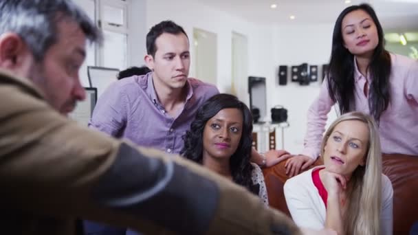 Une équipe de professionnels vêtus de façon décontractée réfléchit à une réunion 