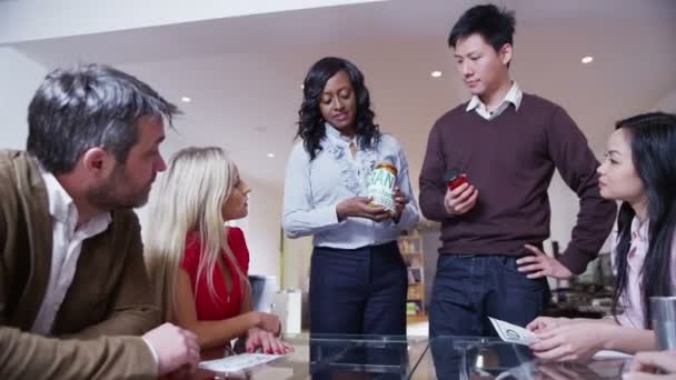 Une jeune équipe marketing dynamique fait un brainstorming lors d'une réunion 