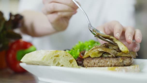 Köstlicher Gourmet-Burger erhält vom Koch den letzten Schliff — Stockvideo