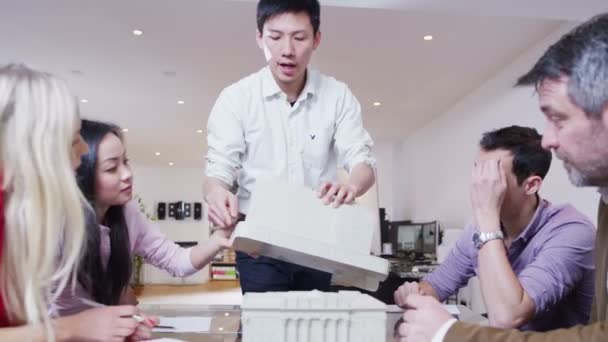 Jeunes architectes dynamiques dans une réunion d'affaires 