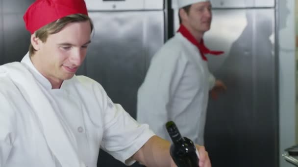 Happy trainee chef trabalhando em uma cozinha profissional — Vídeo de Stock