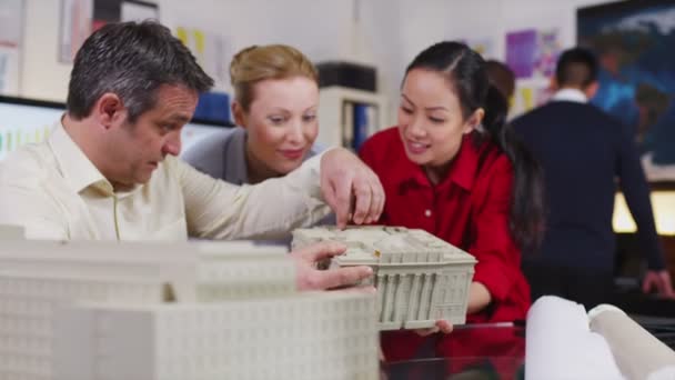 Architectes ou ingénieurs joyeux à la recherche de modèles conceptuels de nouveau développement — Video