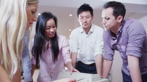 Jeunes architectes dynamiques dans une réunion d'affaires 