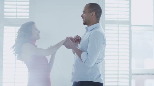 Couple dansent dans un appartement élégant — Video