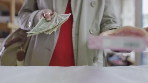 Mujer en mostrador de tienda — Vídeo de stock