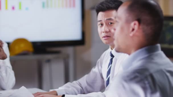 Business group toejuichen en schudden handen aan het einde van een vergadering — Stockvideo