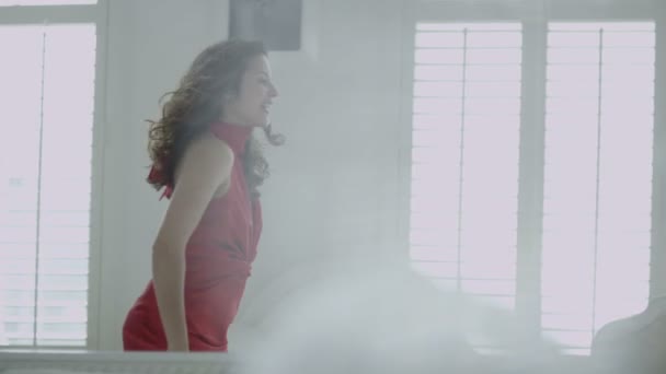 Bruneta v červené barvě v elegantní apartmá — Stock video