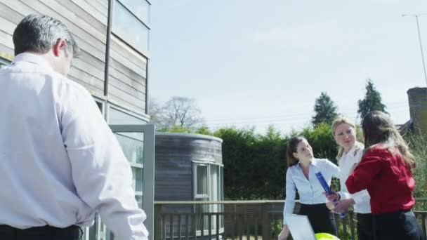 Groupe d'affaires venu pour une réunion en plein air 