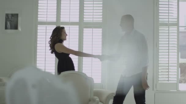 Пара танцев в их стильной квартире — стоковое видео