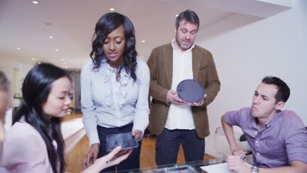 Jeunes architectes dynamiques dans une réunion d'affaires 