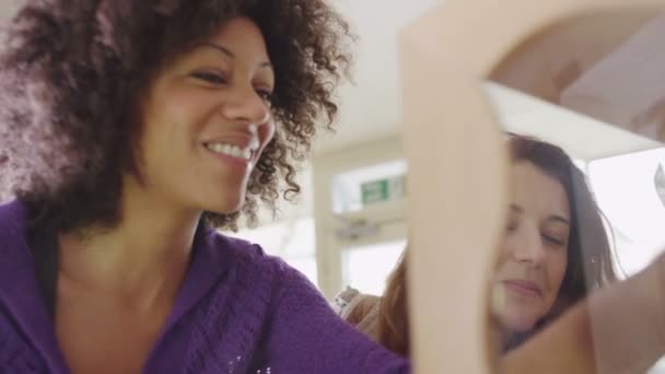 Vrouwen zijn samen winkelen — Stockvideo