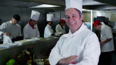 aşçı başı ve ticari Mutfak personeli gülümseyen portresi