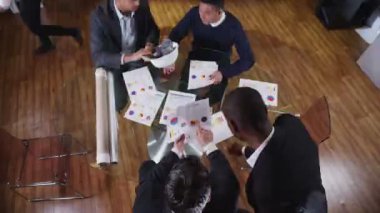 Mimar ya da mühendis bir toplantıda meşgul takımının yukarıdan görmek