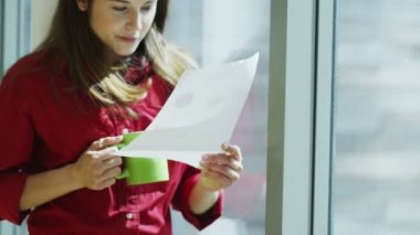 iş kadını kahve molası alır