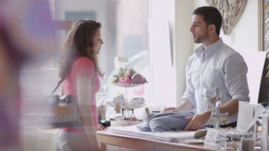 Müşteri Yardımcısı sohbetlere saklamak