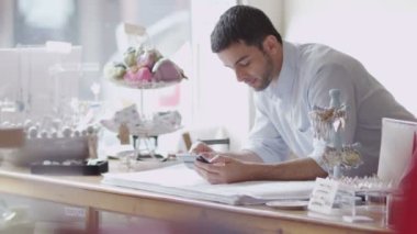 dükkan sahibi müşteriler için bekler.