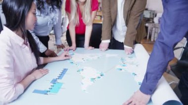 Dünya Haritası inceleyerek küresel iş takım