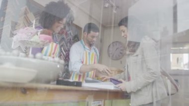 Satış görevlileri ödeme müşteriden almak.