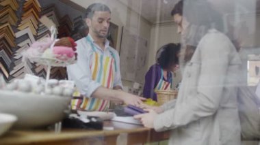 Satış görevlileri kredi kartı ödeme alın