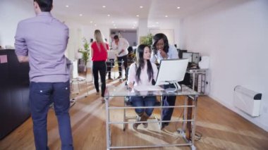 iş adamları birlikte çalışan bir aydınlık ve modern açık plan ofis mekanları