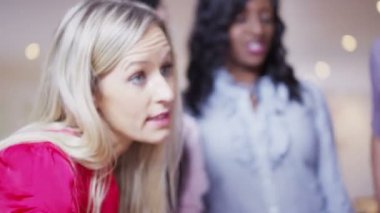 dinamik genç pazarlama ekibi bir toplantıda beyin fırtınası