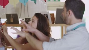 kadın mağaza katip tarafından yardımcı oldu