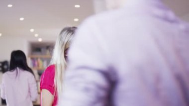 iş adamları birlikte çalışan bir aydınlık ve modern açık plan ofis mekanları