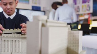 Genç Asyalı mimar veya mühendis yeni gelişme kavramı model arıyorsunuz