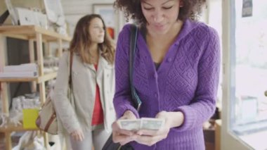 mağaza asistanı sıra müşterilerine hizmet vermektedir