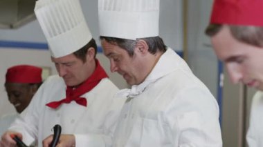 ticari mutfak, yiyecek hazırlama ve birlikte sohbet şefler mutlu takım