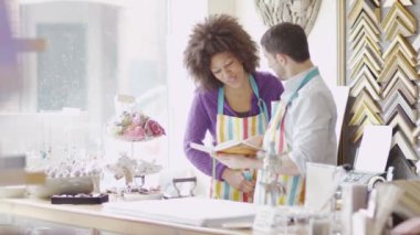 Satış görevlileri birlikte sohbet