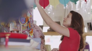 kadın mağaza katip tarafından yardımcı oldu