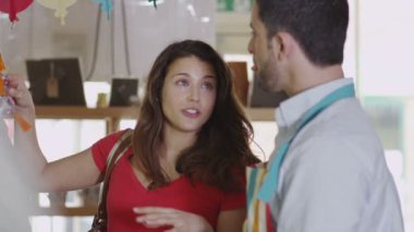 kadın mağaza katip tarafından yardımcı oldu