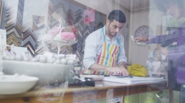 dükkan sahibi hizmet veren kadın müşteri
