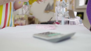 dükkâncı nakit ödeme müşteriden alır.