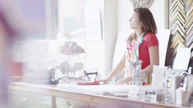 dükkan onun önlük alır