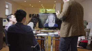 Genç profesyonel iş takım video seslenmek yolu ile bir toplantıda