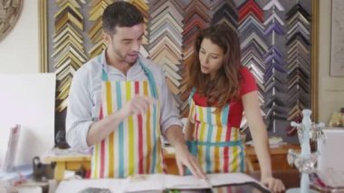 Satış görevlileri birlikte sohbet