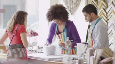 Satış Görevlisi hizmeti sunan