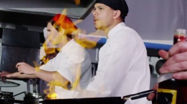 profesyonel şefler hazırlanması ve ticari mutfak yemek takımı.